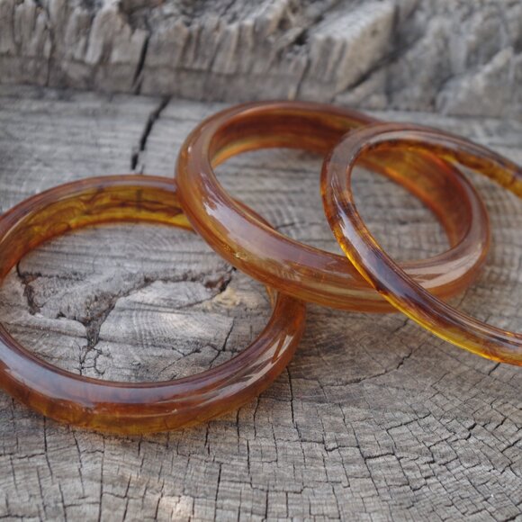 Three Vintage Lucite Translucent Rootbeer Bangles - Picture 3 of 5